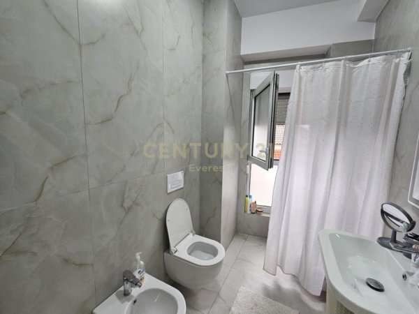Tirane, jepet me qera apartament 1+1 Kati 3, 92 m² 550 € (Rezidenca Kaimi)