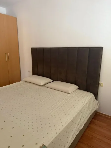 Tirane, jepet me qera apartament 2+1 Kati 2, 90 m² 500 € (Zona 21 Dhjetori)