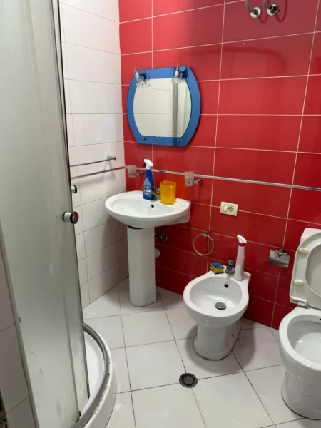 Tirane, jepet me qera apartament 2+1 Kati 2, 90 m² 500 € (Zona 21 Dhjetori)