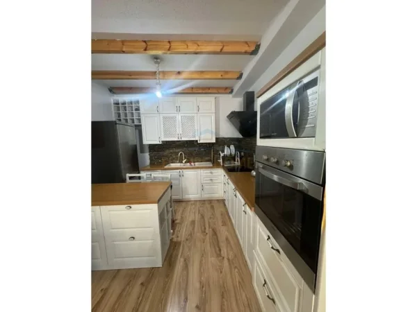 Tirane, jap me qera apartament 2+1 Kati 3, 100 m² 450 € (UNAZA E RE)