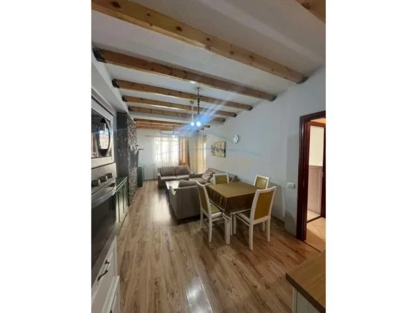 Tirane, jap me qera apartament 2+1 Kati 3, 100 m² 450 € (UNAZA E RE)