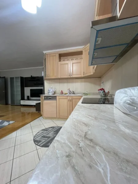 Tirane, jepet me qera apartament 2+1+Ballkon Kati 5, 120 m² 1.000 € (Air Albania)
