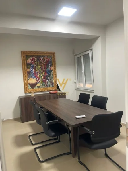 Tirane, jepet me qera zyre Kati 2, 100 m² 950 € (RRUGA E KOSOVAREVE)