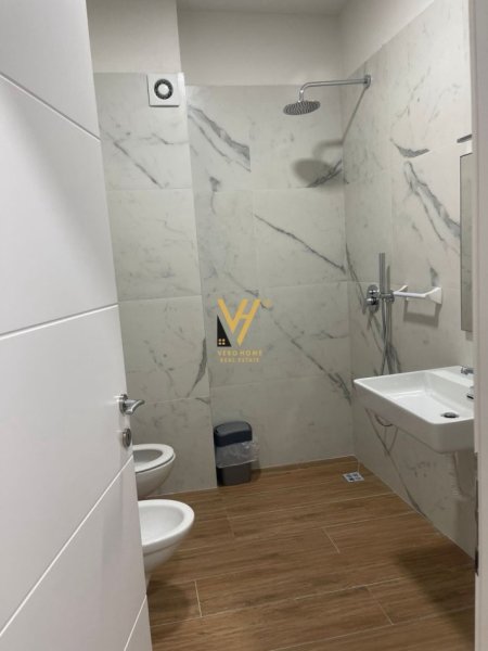 Tirane, jepet me qera zyre Kati 2, 100 m² 950 € (RRUGA E KOSOVAREVE)