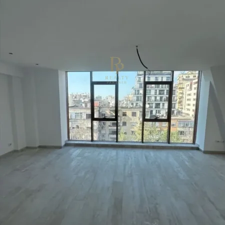 Tirane, jepet me qera zyre Kati 5, 158 m² 2.500 € (Rr. e Kavajes)