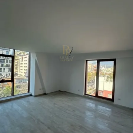 Tirane, jepet me qera zyre Kati 5, 158 m² 2.500 € (Rr. e Kavajes)