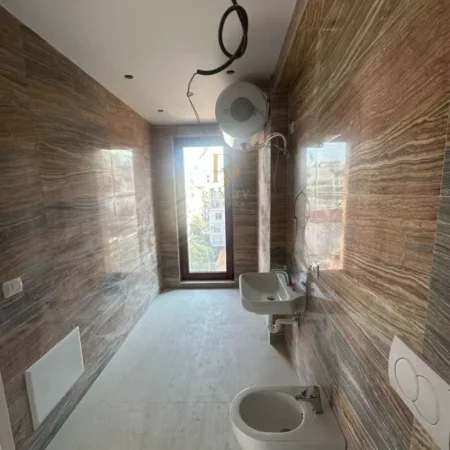 Tirane, jepet me qera zyre Kati 5, 158 m² 2.500 € (Rr. e Kavajes)