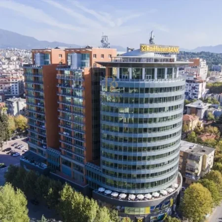 Tirane, jepet me qera ambjent biznesi , 702 m² 2.085 € (Bajram Curri)