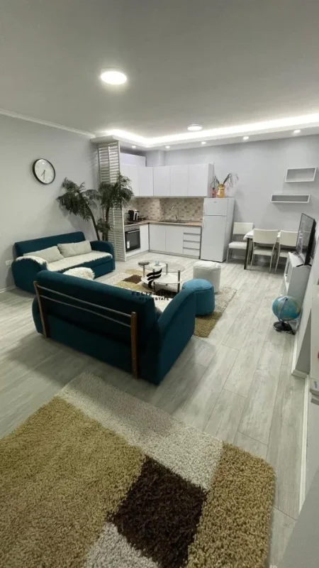 Tirane, jepet me qera apartament 1+1+Ballkon Kati 3, 73 m² 650 € (KOMUNA E PARISIT)