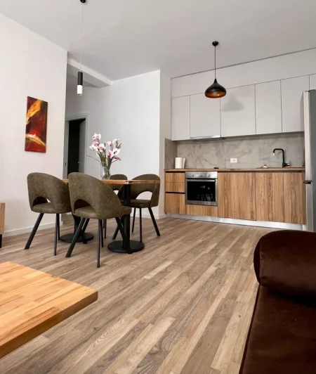 Tirane, jepet me qera apartament 2+1 Kati 10, 100 m² 800 € (stacioni i trenit)