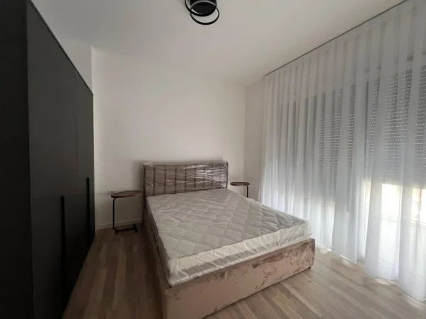 Tirane, jepet me qera apartament 2+1 Kati 10, 100 m² 800 € (stacioni i trenit)