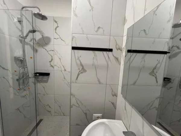 Tirane, jepet me qera apartament 2+1 Kati 10, 100 m² 800 € (stacioni i trenit)