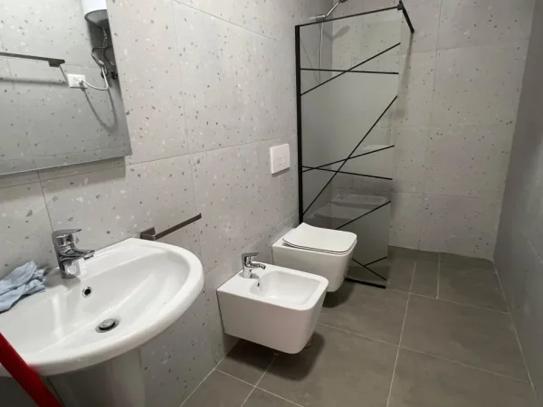 Tirane, jepet me qera apartament 2+1 Kati 10, 100 m² 800 € (stacioni i trenit)