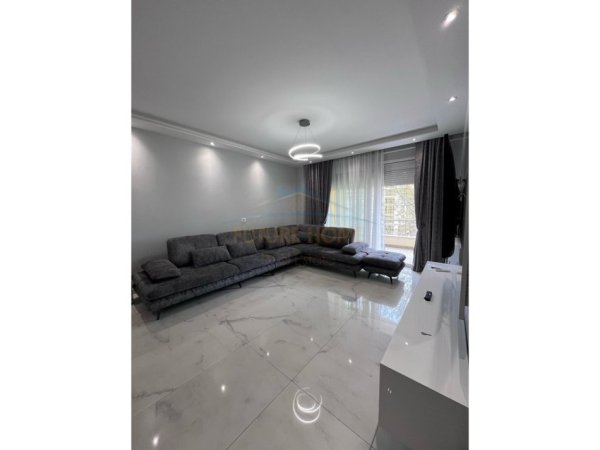 Tirane, jepet me qera apartament 2+1 Kati 3, 100 m² 700 € (ish Fusha e Aviacionit)
