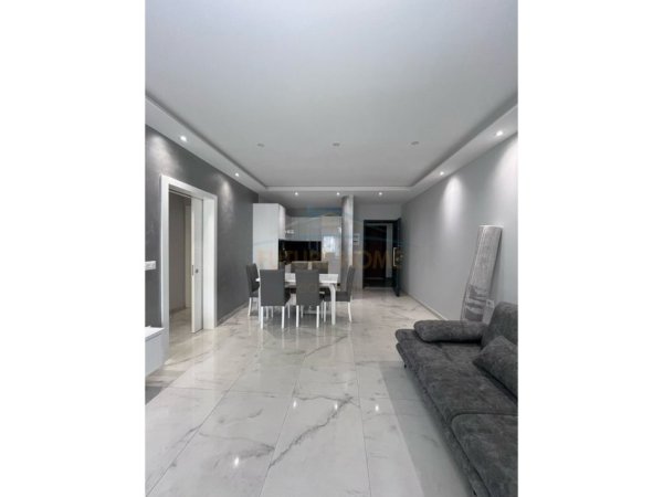 Tirane, jepet me qera apartament 2+1 Kati 3, 100 m² 700 € (ish Fusha e Aviacionit)