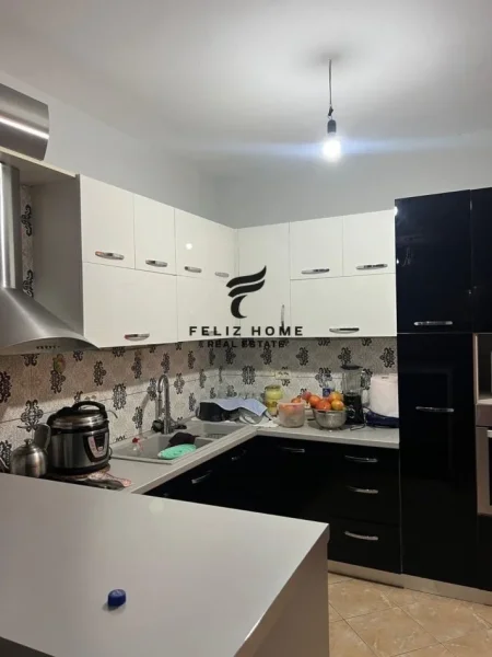 Tirane, jepet me qera apartament 2+1 Kati 6, 87 m² 450 € (YZBERISHT)