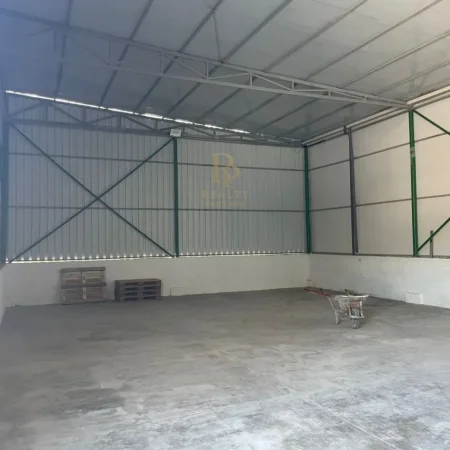 Tirane, jap me qera ambjent biznesi Kati 0, 200 m² 1.000 € (Prush)