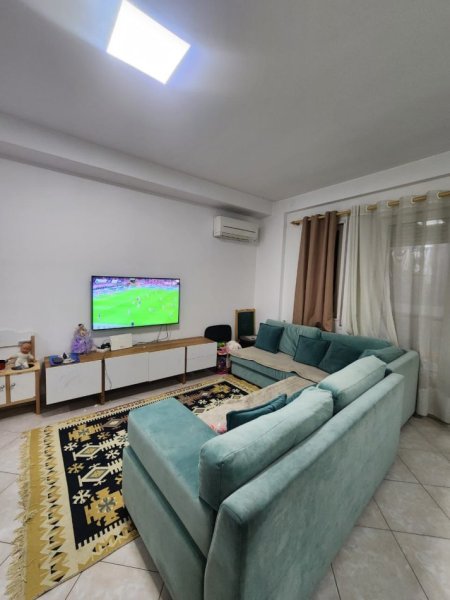 Tirane, jepet me qera apartament 1+1+Aneks+Ballkon , 550 € (rruga e kavajes)