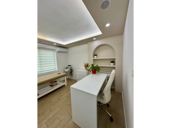 Tirane, jepet me qera ambjent biznesi Kati 2, 66 m² 800 € (Vasil Shanto)