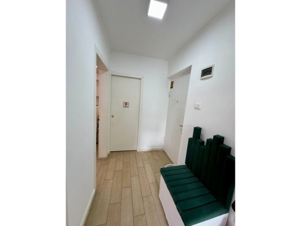Tirane, jepet me qera ambjent biznesi Kati 2, 66 m² 800 € (Vasil Shanto)