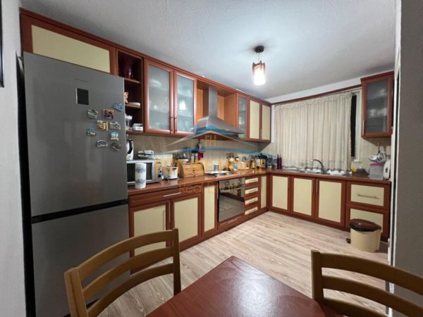 Tirane, shitet apartament 3+1 Kati 4, 110 m² 150.000 € (Rrugen Idriz Dollaku)