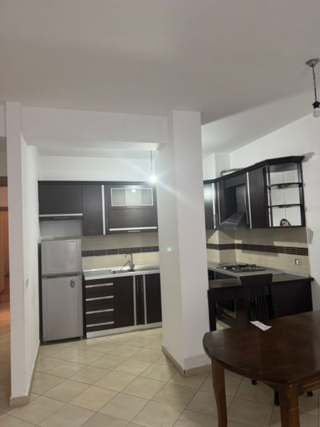Tirane, jepet me qera apartament 3+1 Kati 2, 105 m² 900 € (Kristal Center)