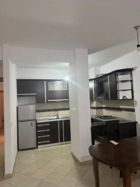 Tirane, jepet me qera apartament 3+1 Kati 2, 105 m² 900 € (Kristal Center)