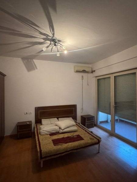 Tirane, jepet me qera apartament 3+1 Kati 2, 105 m² 900 € (Kristal Center)