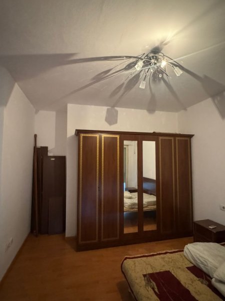Tirane, jepet me qera apartament 3+1 Kati 2, 105 m² 900 € (Kristal Center)