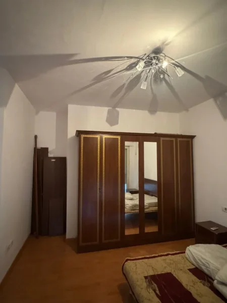 Tirane, jepet me qera apartament 3+1 Kati 2, 105 m² 900 € (Kristal Center)