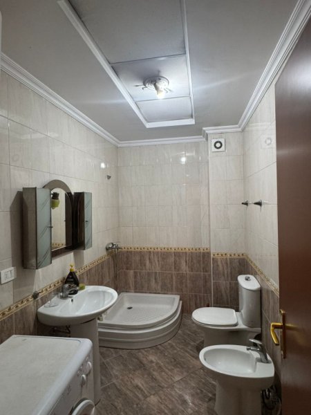 Tirane, jepet me qera apartament 3+1 Kati 2, 105 m² 900 € (Kristal Center)
