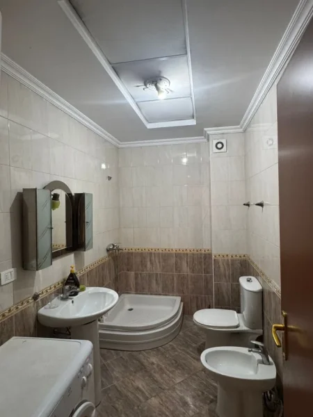 Tirane, jepet me qera apartament 3+1 Kati 2, 105 m² 900 € (Kristal Center)