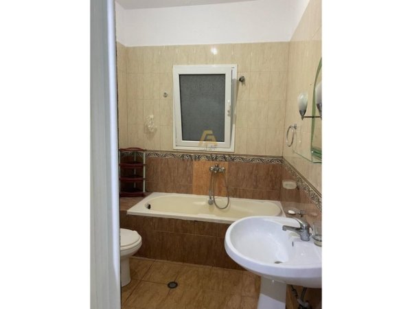 Tirane, jepet me qera apartament 1+1 Kati 1, 65 m² 400 € (SPAKU, RRUGA E BURGUT)