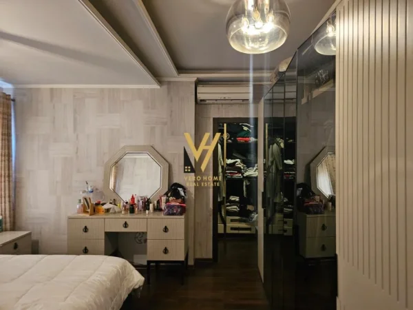 Tirane, jepet me qera apartament 2+1+2+ Ballkon Kati 2, 200 m² 2.500 € (BLLOKU)
