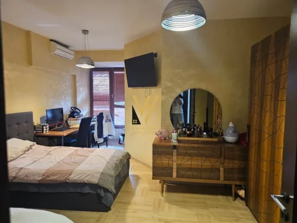 Tirane, jepet me qera apartament 2+1+2+ Ballkon Kati 2, 200 m² 2.500 € (BLLOKU)