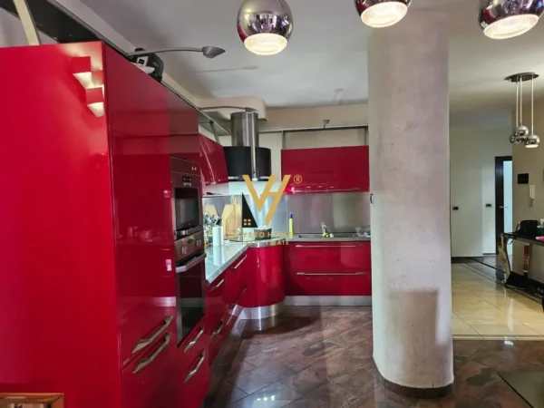 Tirane, jepet me qera apartament 2+1+2+ Ballkon Kati 2, 200 m² 2.500 € (BLLOKU)
