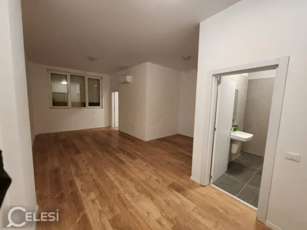 Tirane, jepet me qera zyre Kati 0, 62 m² 600 € (SHKOLLA E KUQE)