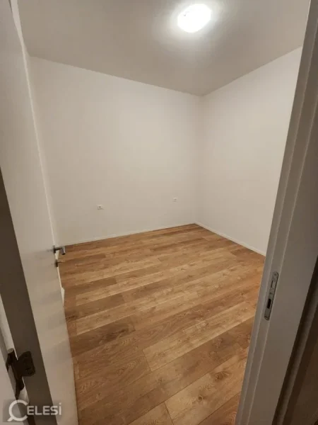 Tirane, jepet me qera zyre Kati 0, 62 m² 600 € (SHKOLLA E KUQE)