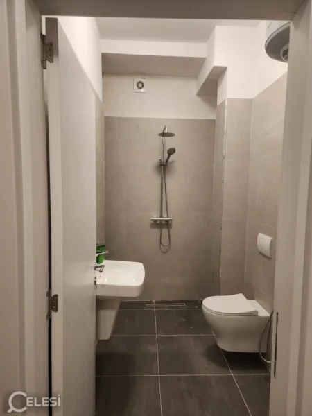 Tirane, jepet me qera zyre Kati 0, 62 m² 600 € (SHKOLLA E KUQE)
