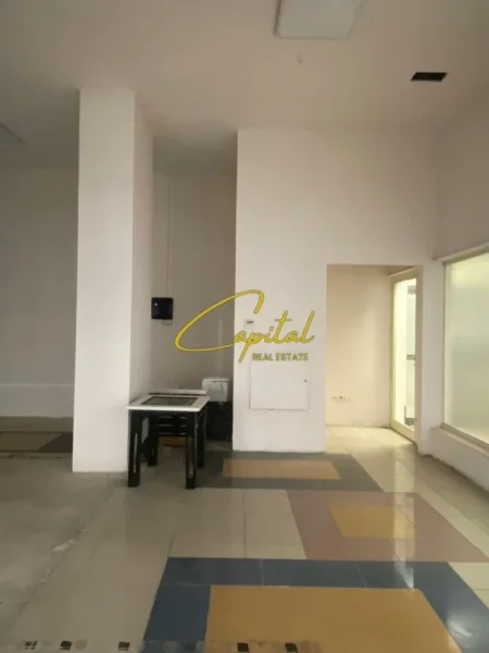 Tirane, jepet me qera dyqan Kati 1, 65 m² 700 € (RRUGA E BARRIKADAVE)