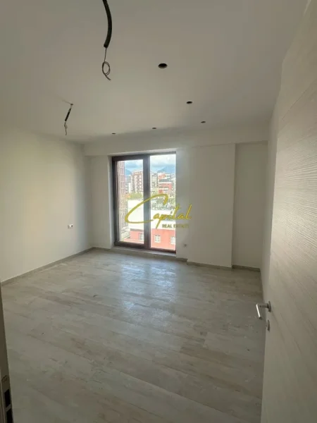 Tirane, jepet me qera zyre Kati 5, 156 m² 2.500 € (RRUGA E KAVAJES)