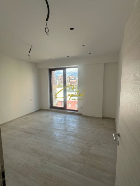 Tirane, jepet me qera zyre Kati 5, 156 m² 2.500 € (RRUGA E KAVAJES)