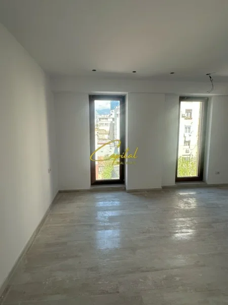 Tirane, jepet me qera zyre Kati 5, 156 m² 2.500 € (RRUGA E KAVAJES)