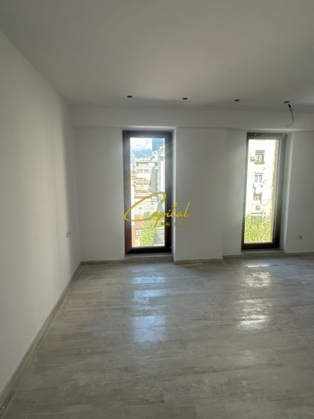 Tirane, jepet me qera zyre Kati 5, 156 m² 2.500 € (RRUGA E KAVAJES)