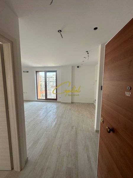 Tirane, jepet me qera zyre Kati 5, 156 m² 2.500 € (RRUGA E KAVAJES)