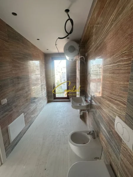 Tirane, jepet me qera zyre Kati 5, 156 m² 2.500 € (RRUGA E KAVAJES)