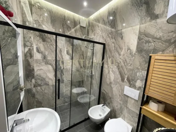 Tirane, jepet me qera apartament 2+1+Ballkon Kati 3, 115 m² 1.501 € (Rruga e Kosovareve)