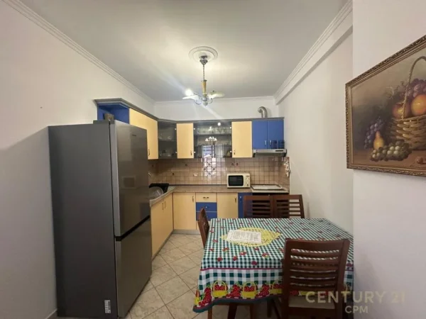 Tirane, jepet me qera apartament 2+1 Kati 5, 80 m² 700 € (Komuna e Parisit)