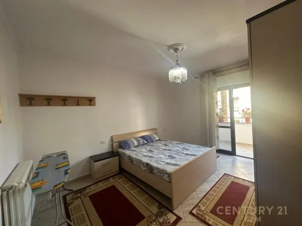 Tirane, jepet me qera apartament 2+1 Kati 5, 80 m² 700 € (Komuna e Parisit)