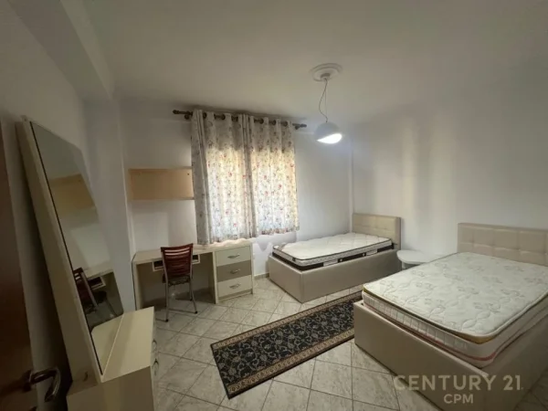 Tirane, jepet me qera apartament 2+1 Kati 5, 80 m² 700 € (Komuna e Parisit)